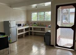 Safe and quiet 2 Bedroom Apartment 7mins from city. - Lepea - Kitchen