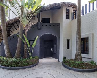 Thompson Zihuatanejo, a Beach Resort - Zihuatanejo - Building