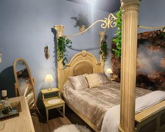 The Fairytale Cottage at High Rock Castle - Monroe - Bedroom