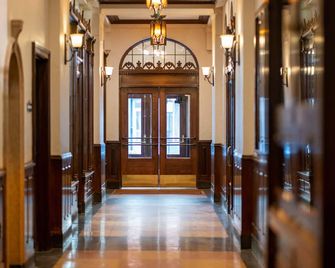 The Alonzo Ward Hotel - Абердін - Коридор