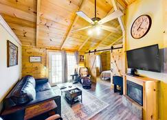 The Eldon Cabin Experience - Eldon - Living room