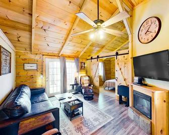 The Eldon Cabin Experience - Eldon - Living room
