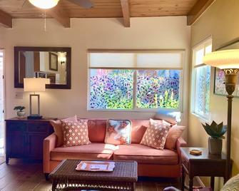 \'Starfish Bungalow\' Steps to the Ocean & Main St. Relax & make memories in SB. - Seal Beach