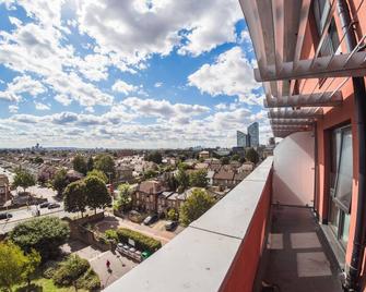 Ilford Tower Apartments - Ilford - Balcone