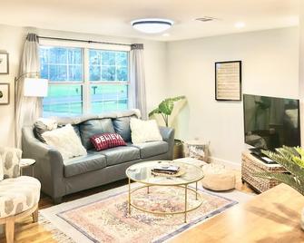 Charming bayou-side cottage perfect for a Cajun Country retreat - Raceland - Living room