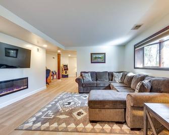 Waynesville Studio Suite Less Than 1 Mi to Downtown! - Waynesville - Living room