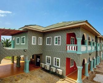 5 minutes drive to the beach, Family-sized condo with Spacious Balcony - Elmina - Edificio