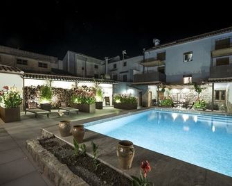 Manuel de La Capilla - Arbuniel - Pool