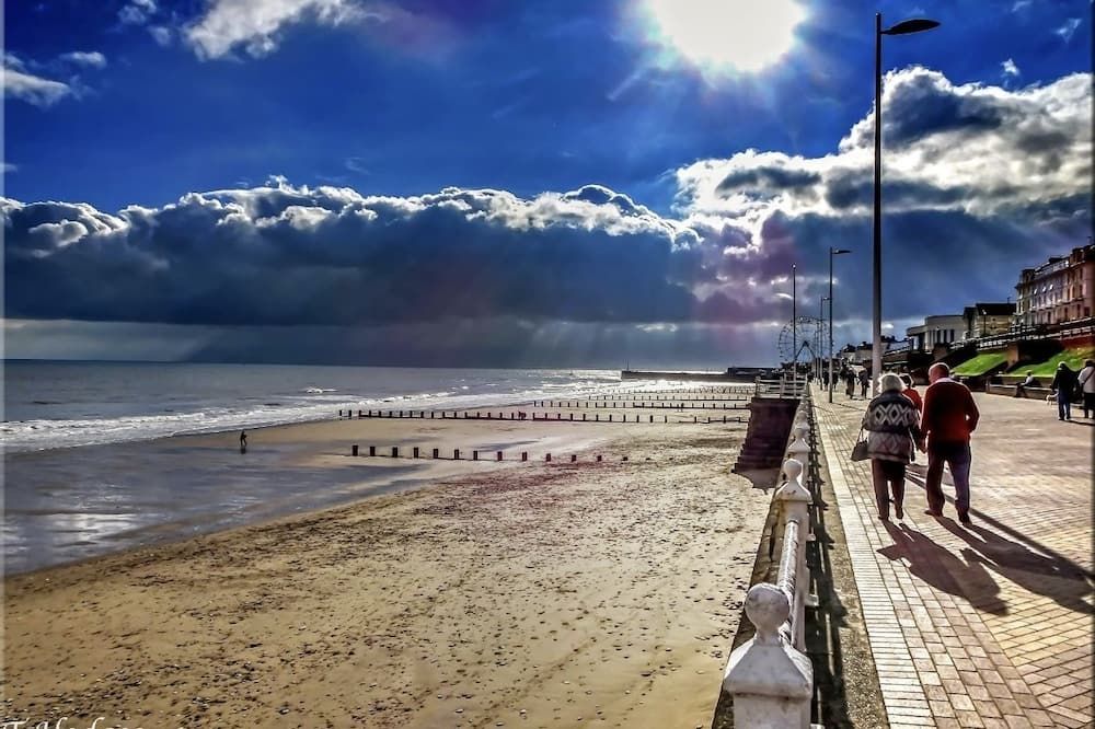 هوم آند أواي جيست هاوس