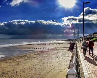 Home and Away near the Spa - Bridlington - Beach