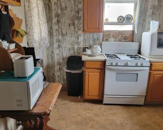 Royal Gorge Arkansas River Vacation Bungalow, Clean, 4/20 & Pet Friendly - Florence - Cocina