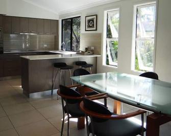 'Hawthorne' - Absolute Beachfront Home Lorikeet Drive - Peregian Beach - Dining room