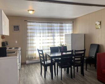 Wasaga Beach Walk to Main Beach Free Parking Free Wifi - Wasaga Beach - Dining room