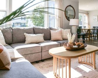 Remodeled 4 Bedroom With a Game Room - Parma - Living room