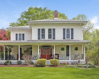 Monroe Manor Inn - South Haven - Building