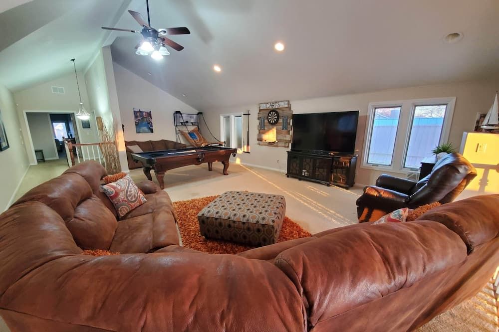 Lakefront Home on Jimmerson Lake, Hot Tub, Game Room, & Heated Pool - Fremont - Living room