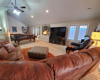 Lakefront Home on Jimmerson Lake, Hot Tub, Game Room, & Heated Pool - Fremont - Living room
