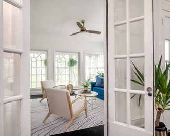 Colonial Home on Wooded Lot - Sidney - Obývací pokoj