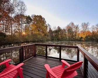The 'Happy Go Fishing Cabin' at the Park Place (on Parks Rd) - Woodleaf - Balkon