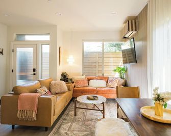 Rosie Townhouse + Family Zoo Passes! - Seattle - Living room