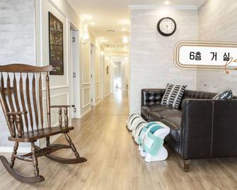 First Guest House - Hostel - Busan - Living room