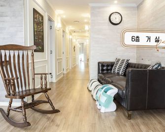 First Guest House - Hostel - פוסן - סלון