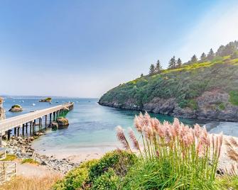 Cozy home with hot tub, incredible ocean views, WiFi & private deck - Trinidad - Beach
