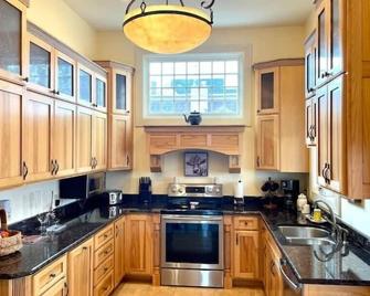 Beauty on the Bluff - Dubuque - Kitchen