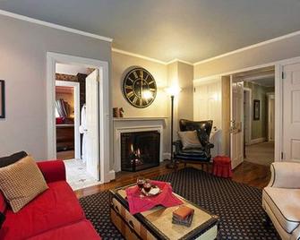 10 Fitch Luxurious Romantic Inn - Auburn - Obývací pokoj