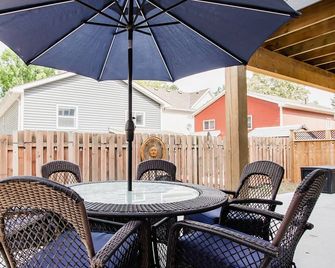 Blue Pearl Tri-Level 5 Bedroom 2 Kitchen Beach Haven Home in Grand Bend Ontario - Grand Bend - Patio