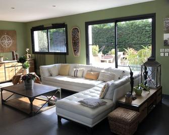 Large Villa With Sea Pool Promo Last Mint - Messanges - Sala de estar