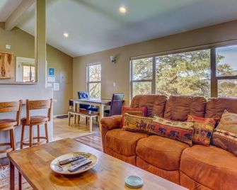 Secluded & newly remodeled Durango beauty close to town with large yard - Durango - Living room