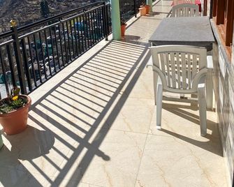 OYO Shiva Power Hotel & Cafe - Manīkaran - Balcony