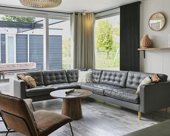 Classy Holiday Home In Sint Annaland With Garden, Barbecue - Sint Annaland - Sala de estar