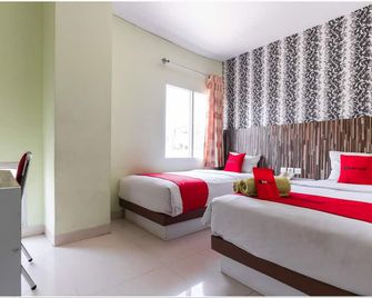 RedDoorz Plus at Hertasning Area Makassar - Makassar - Ložnice