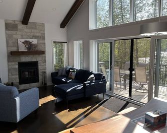 Cottage / Lake House - New - Beautiful views - Clean and comfortable - Val-des-Monts - Living room