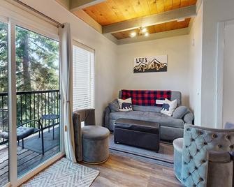 Ski dream walkable to lifts - 2 decks, WFH area & shuttle pick-up across street - Stateline - Living room