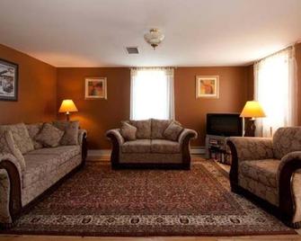 Hastings House Bed & Breakfast - Norwood - Living room