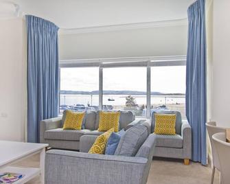 Beautiful Aberdovey Seafront Apartment 2 - Aberdyfi - Living room