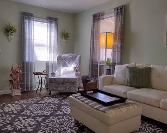Sage Street Cottage - Winnsboro - Living room