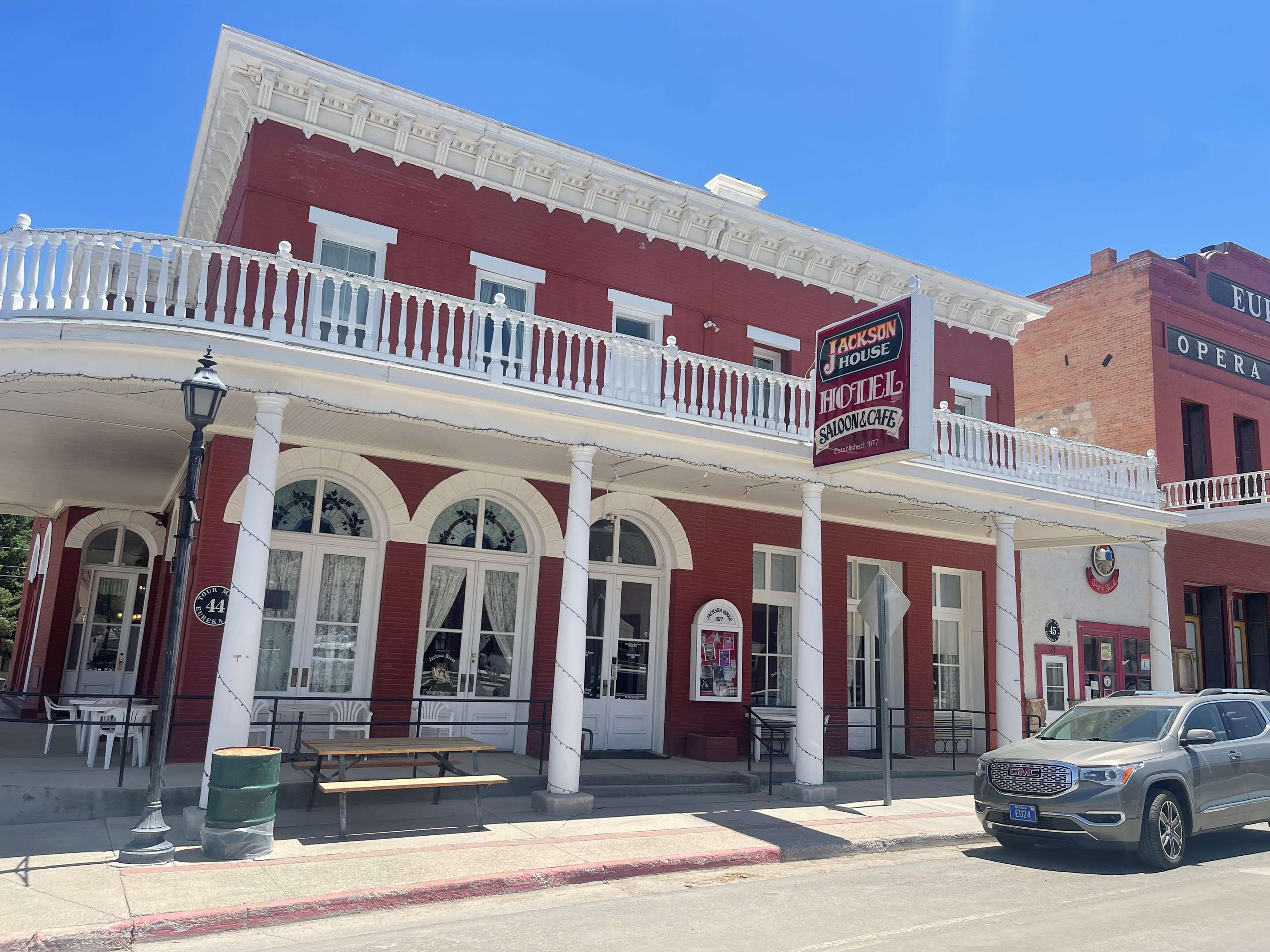 Building view of SureStay Hotel by Best Western Eureka