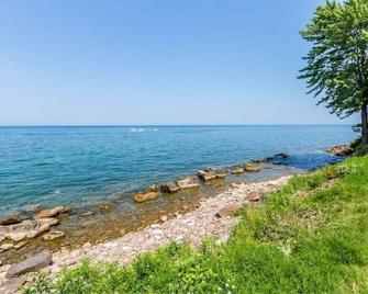 Lakefront Midcentury Cottage - Williamson - Beach