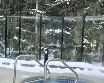 Alpenglow Lodge Studio Suite with park view by MVA - Whistler