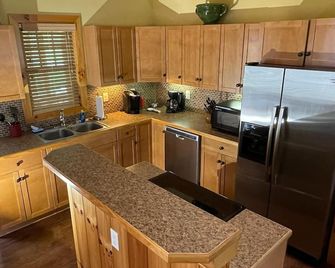 Cozy retreat in Damascus on the AT and Creeper Trail. Pet Friendly! - Damascus - Kitchen