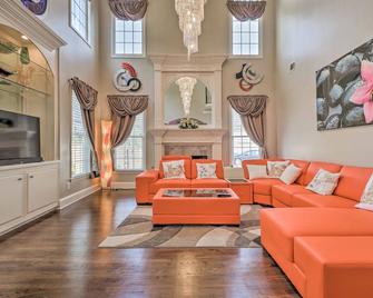 Duluth Home with Patio 22 Mi to Downtown Atlanta! - Duluth - Living room