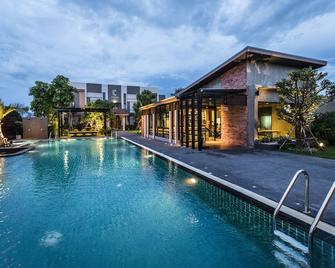 كريسكو هوتل بوريرام - بوريرام - حوض السباحة