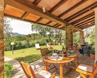 Beautiful home in Gavorrano GR with WiFi - Gavorrano - Binnenhof
