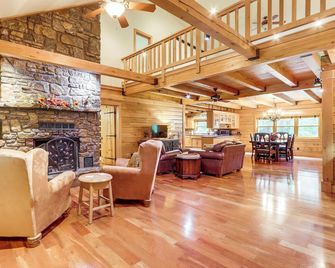 Rogers Cabin On 17 Acres With Wraparound - Rogers - Lounge