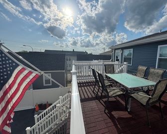 2 Bedroom Apt with Deck 1.5 Blocks from ocean unit 4 - Seaside Heights - Balcony