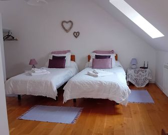 House - Sleeps 4 with Log Burner & Pet Friendly - Saint-Nicolas-du-Pelem - Habitación